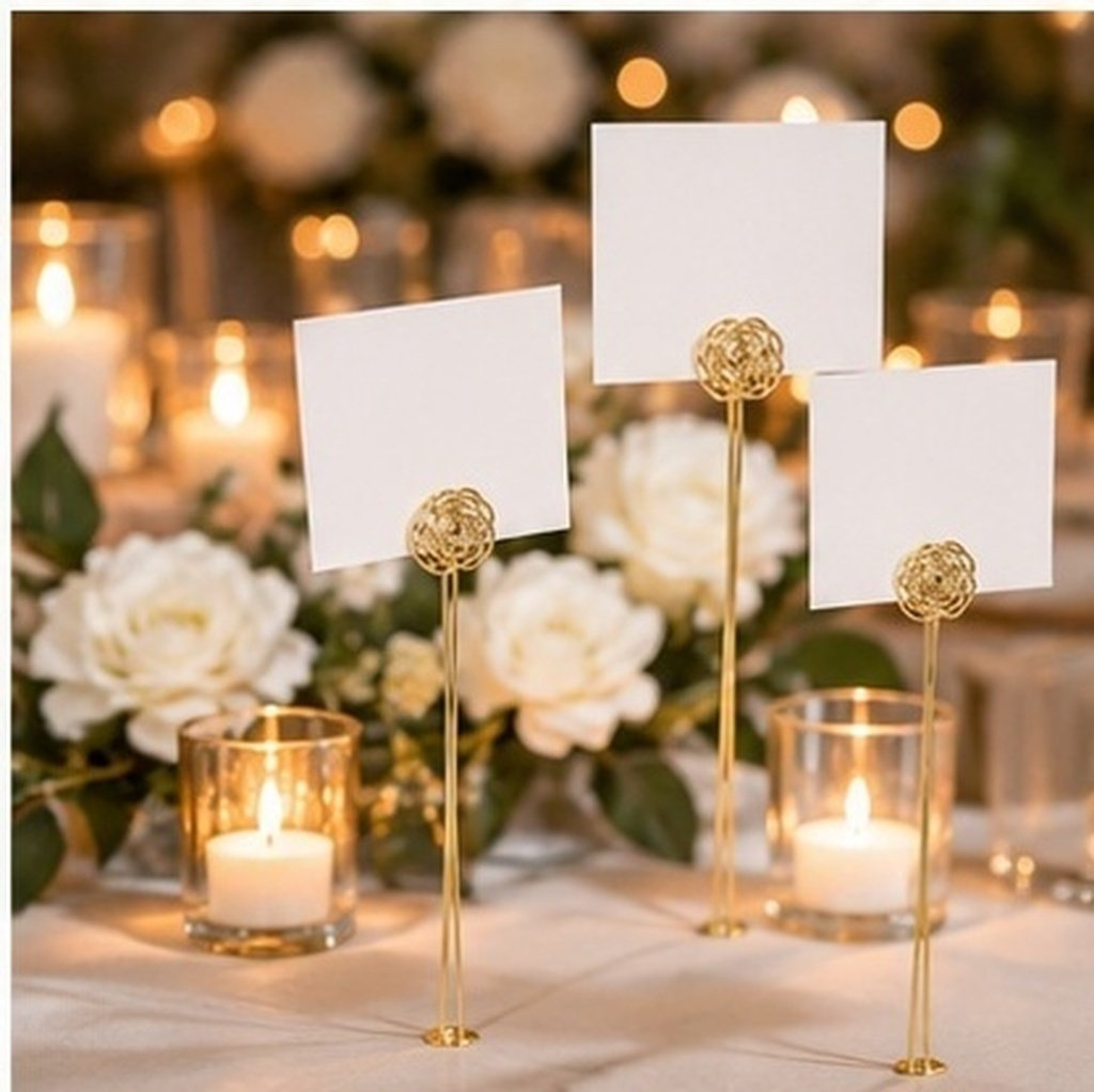Table Number Gold - 30個入り、上品なゴールドの花柄カードホルダー、金属製のワイヤー製、長さ13インチ。結婚式や誕生日パーティー、テーブルナンバーなど、様々な用途に使えるプレースカードクリップ。