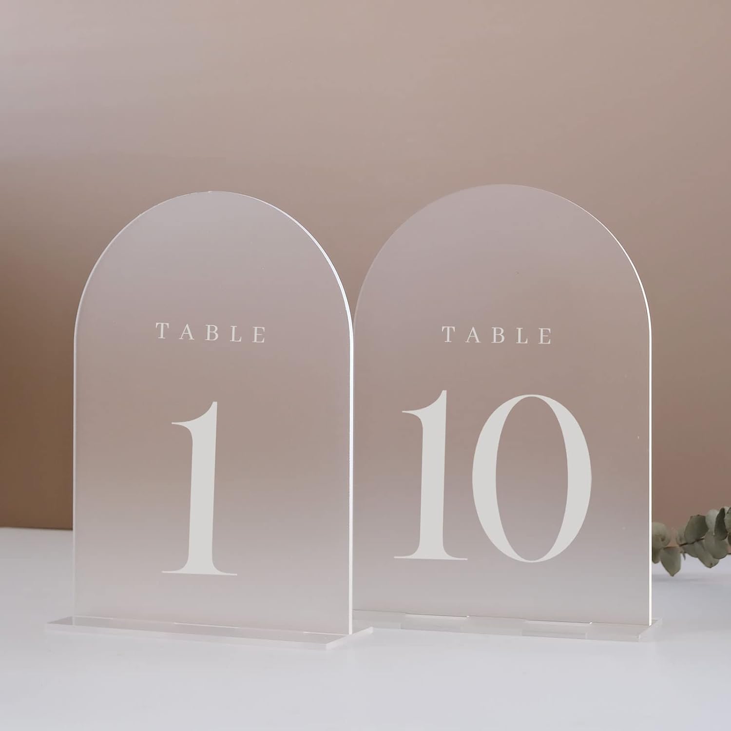 Table Number Gold - アクリル製テーブルナンバー（スタンド付き）5x7インチ、透明なウェディングテーブルサイン（白文字印刷）